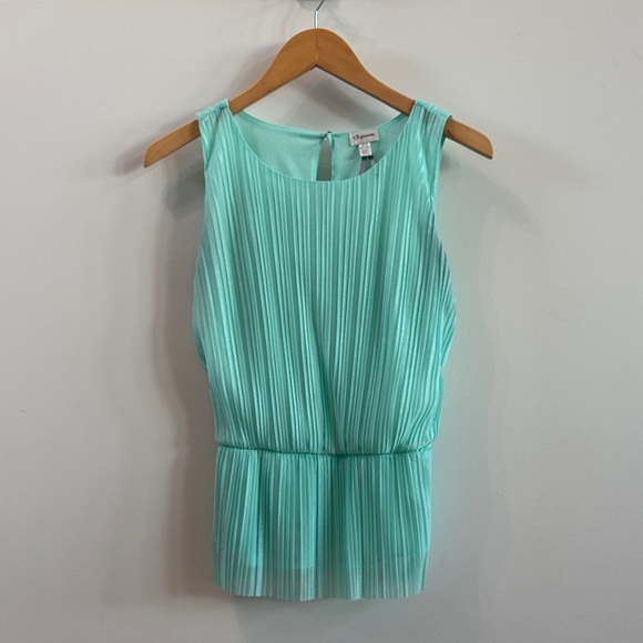 π Dynamite Pleated Mint Green Top - Size Small - Picture 1 of 5